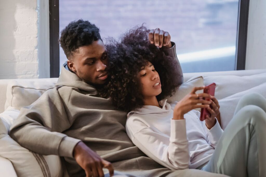 un couple qui regarde un smartphone ensemble