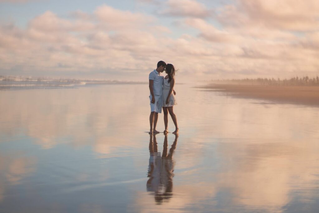 Un couple amoureux sur une plage