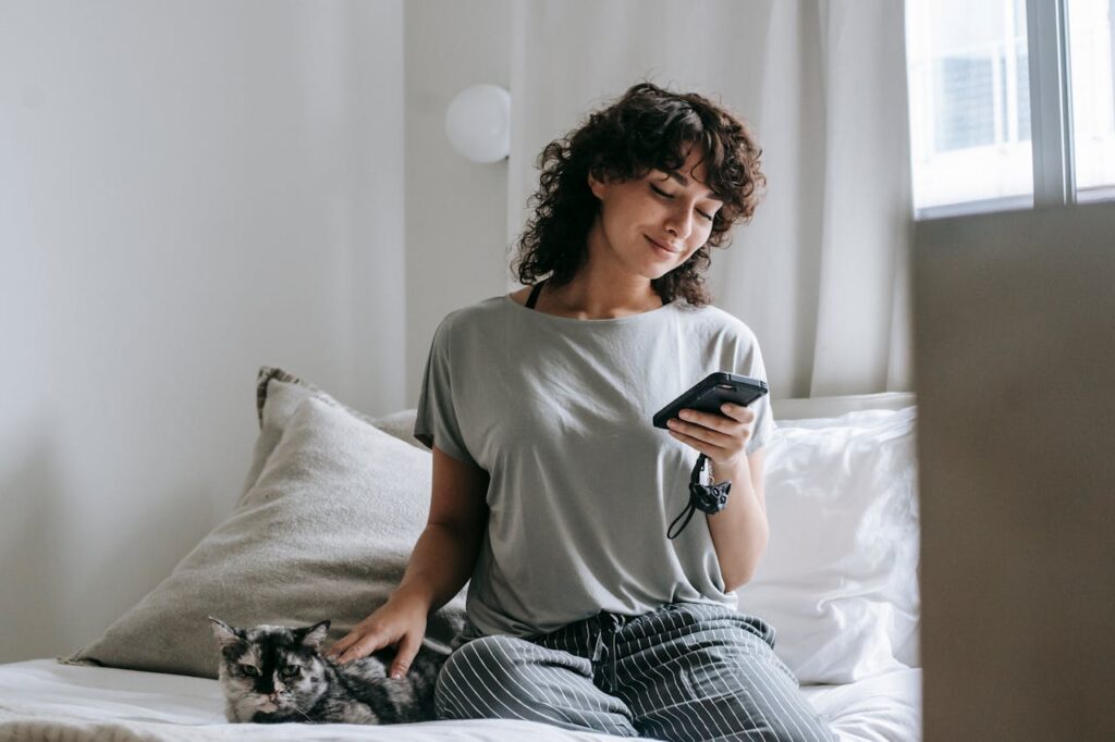 Une femme avec son chat sur un site de rencontre