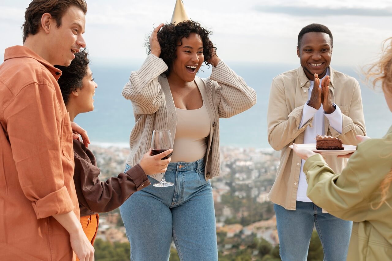 Un groupe d'amis qui rigole devant la caméra