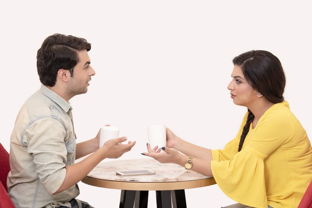 couple discutant sur une terrasse