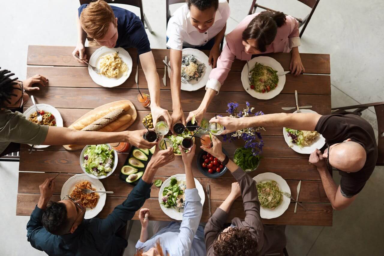 Plusieurs personnes partageant un repas