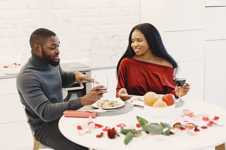 Un couple noir qui mange