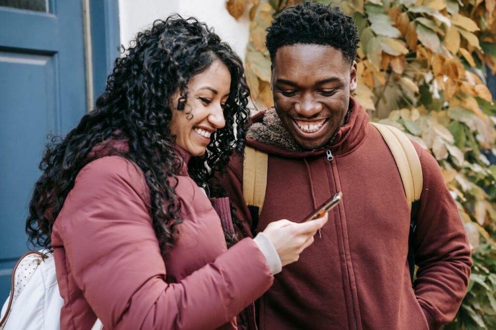 Un homme et une femme regardant un site de dating