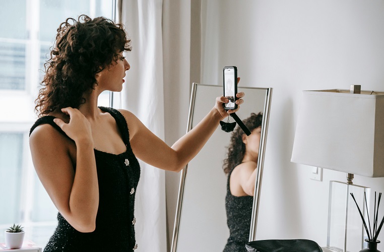 Une belle jeune fille qui se regarde dans le miroir