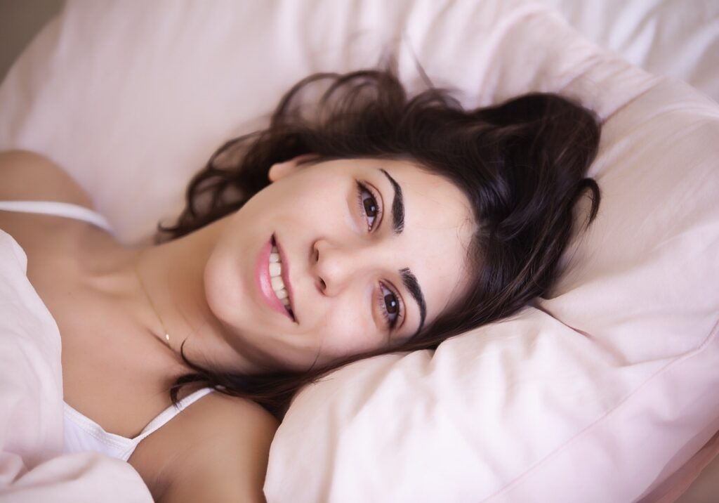 Une jeune femme heureuse sur un lit
