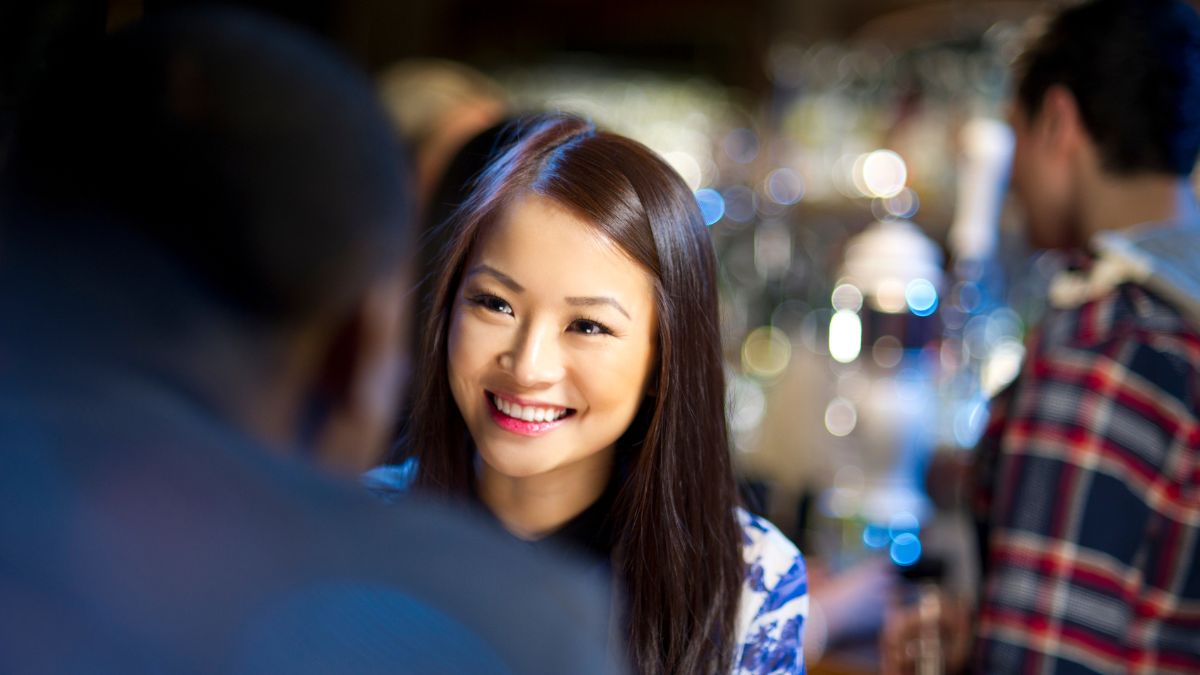 Une femme chinoise lors d'un rendez-vous avec un homme black