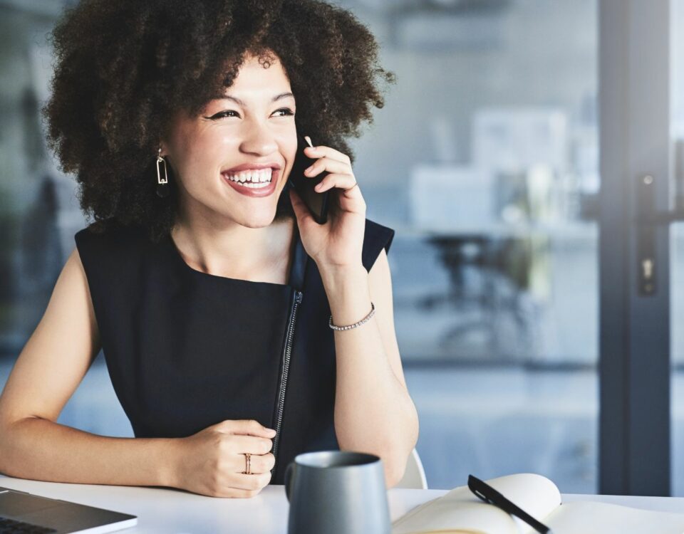 Une femme qui fait des rencontres en ligne