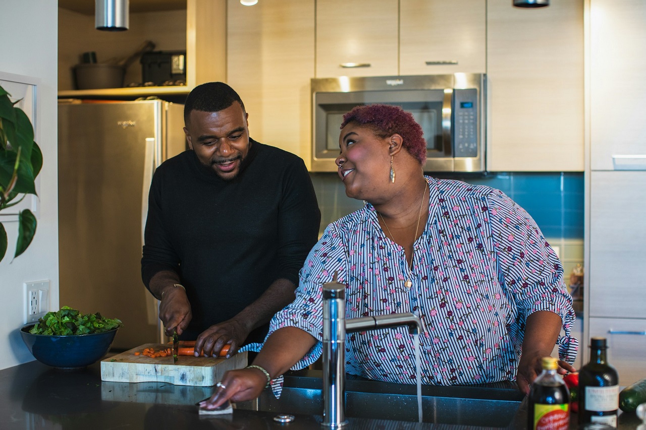 Un couple noir qui fait la cuisine