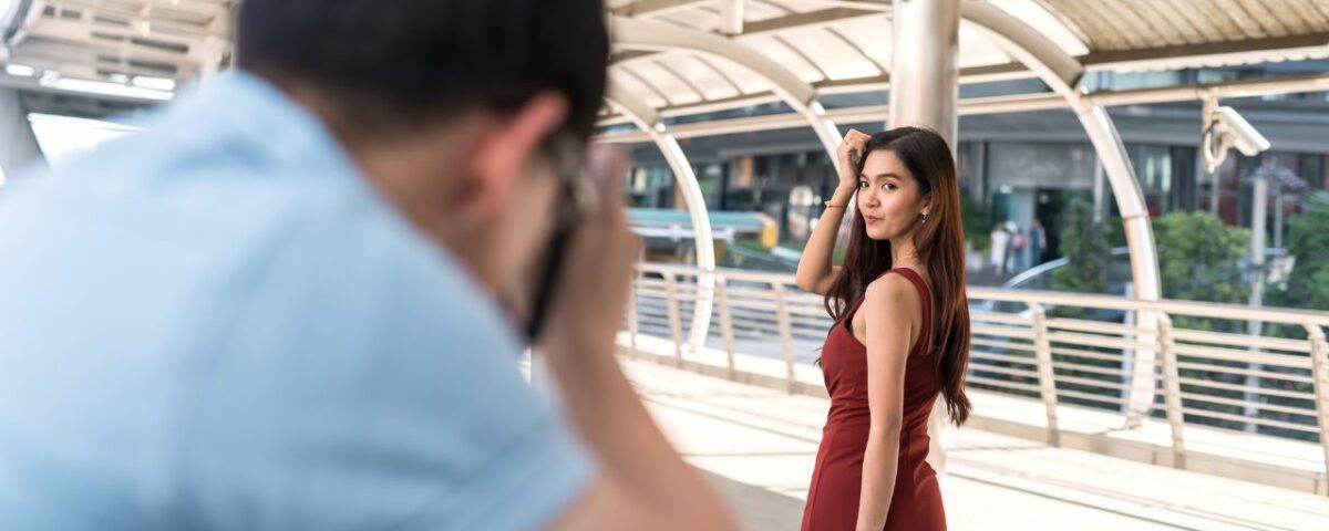 Un photographe prend une photo d'une jeune fille pour un site de rencontre antillaise
