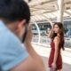 Un photographe prend une photo d'une jeune fille pour un site de rencontre antillaise