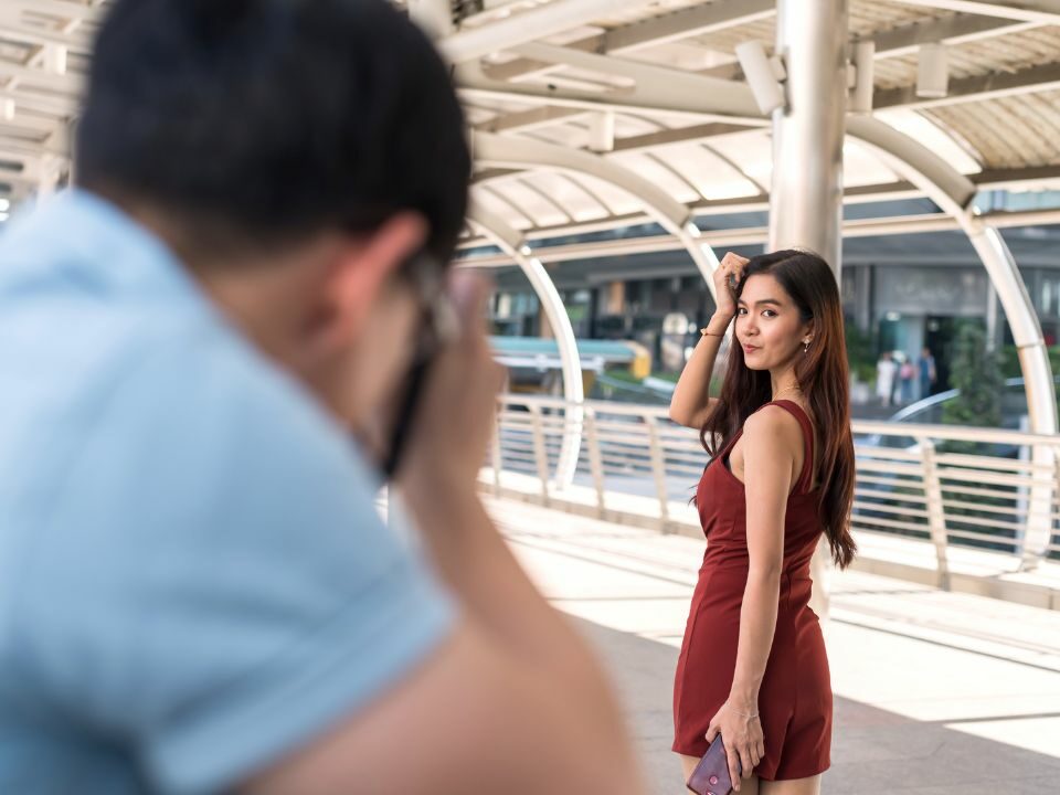 Un photographe prend une photo d'une jeune fille pour un site de rencontre antillaise