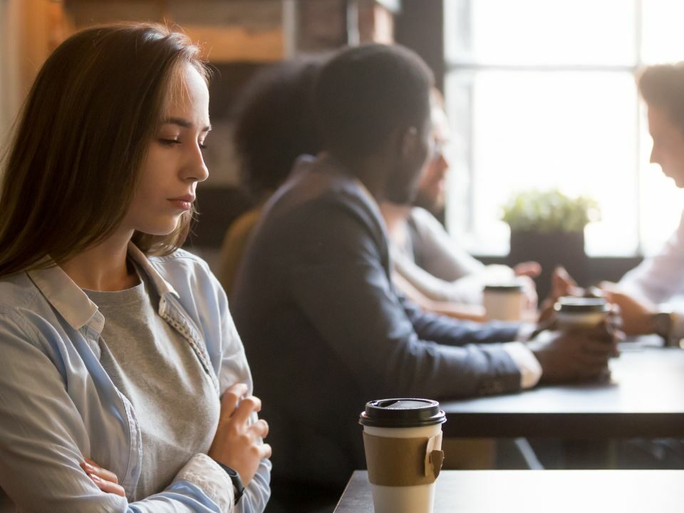 Une jeune femme ghostée dans un restaurant