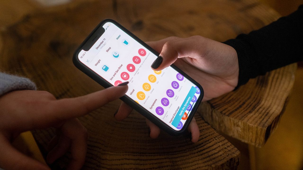 Des célibataires sur un smartphone