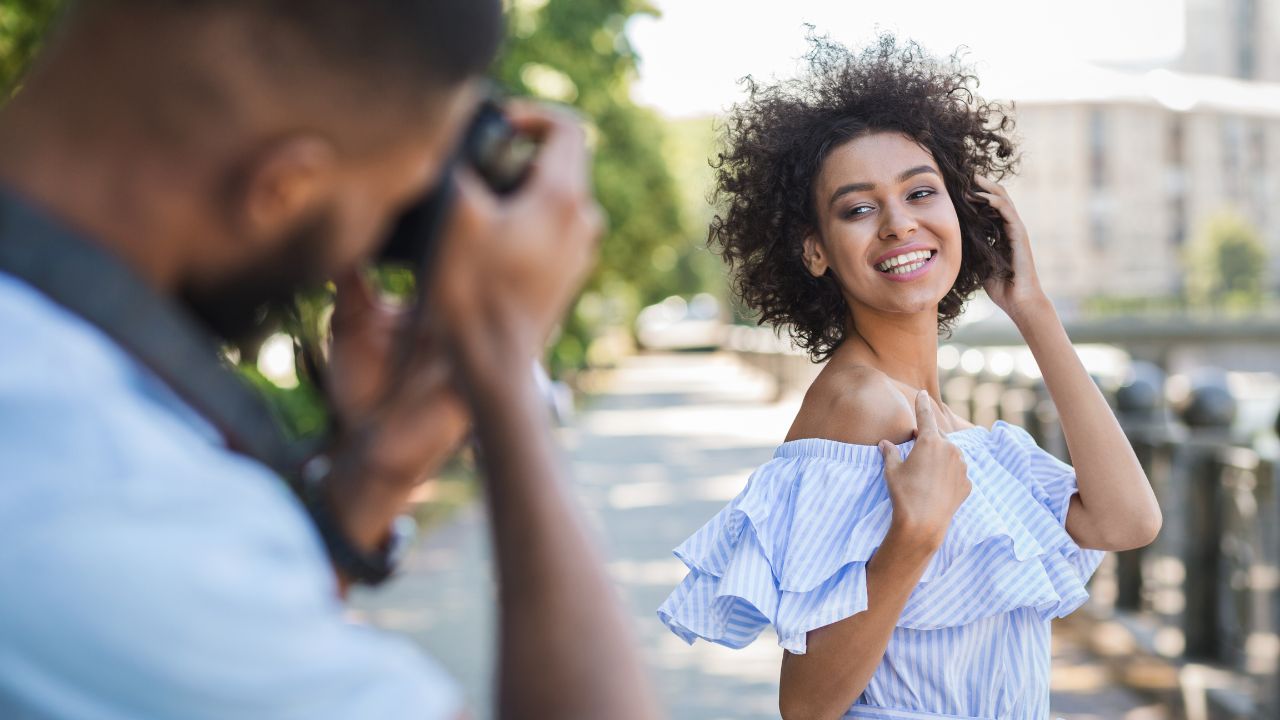 Une femme métisse pose devant un photographe
