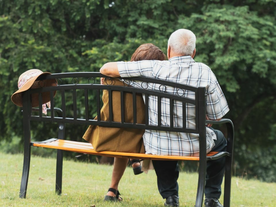 1 homme et une femme sur un banc suite après des rencontres seniors noirs