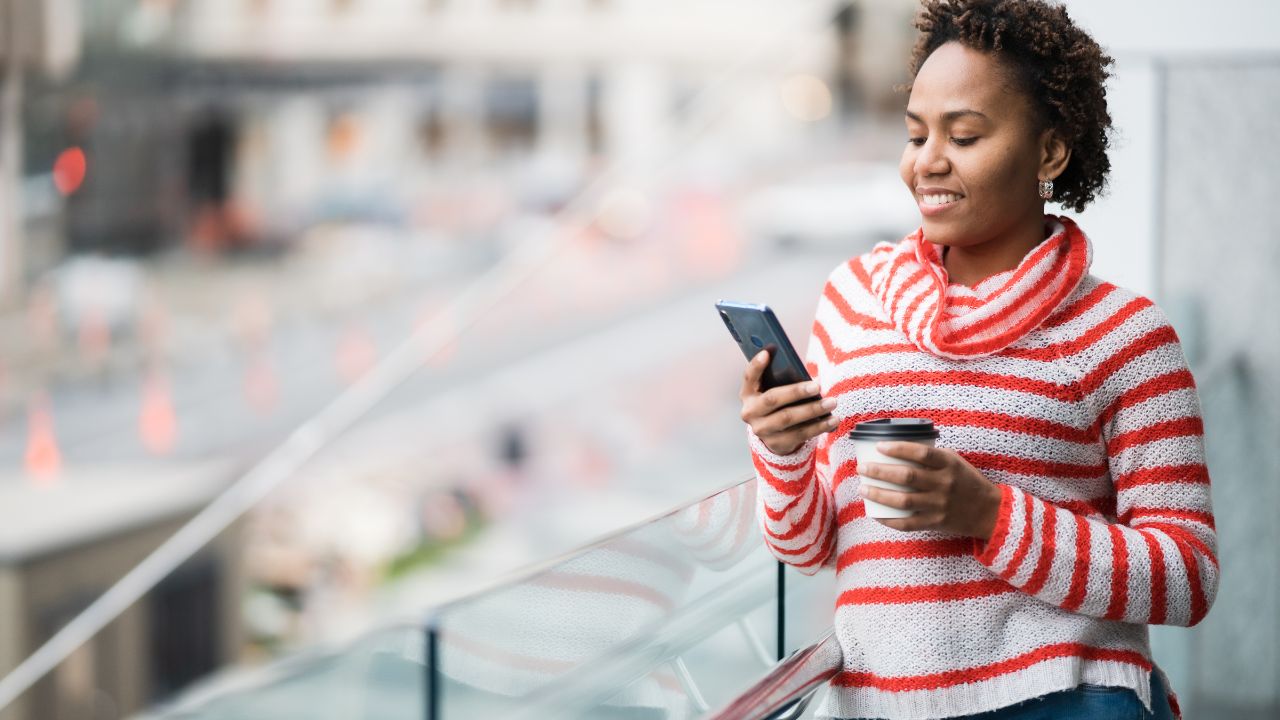 Une femme noire sur une des applications de rencontre noire