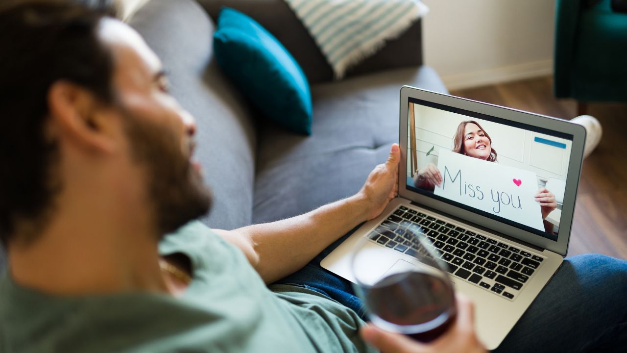 Un homme en visio avec sa copine sur un site de rencontre