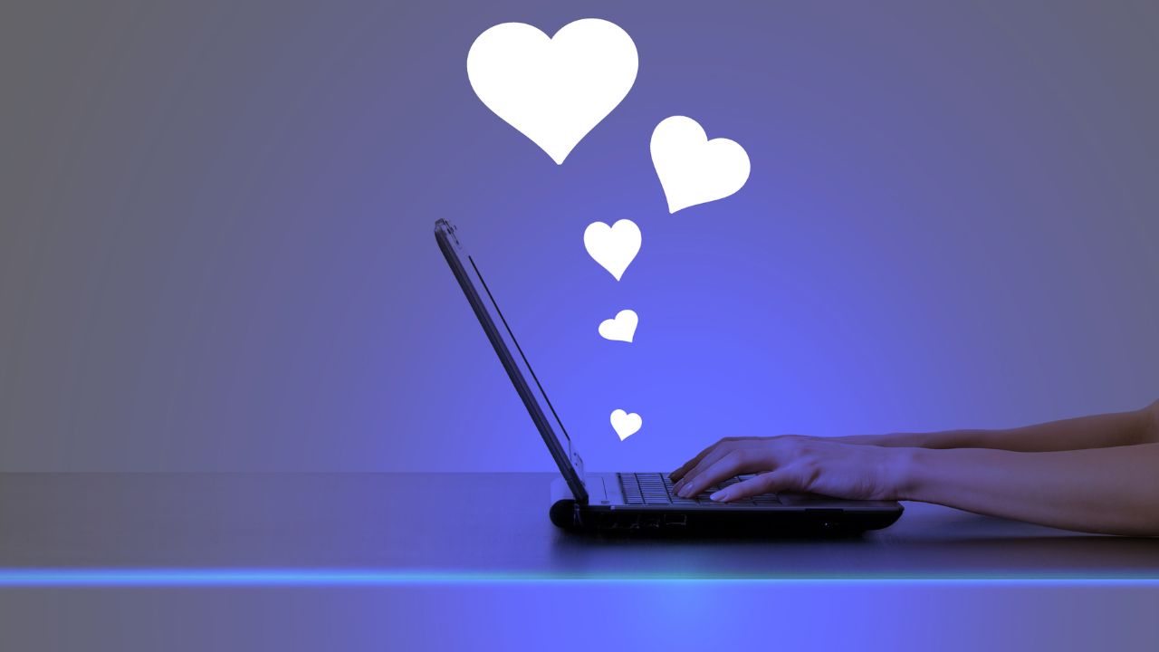 Une femme qui est en train de taper un message sur un site de rencontre antillais