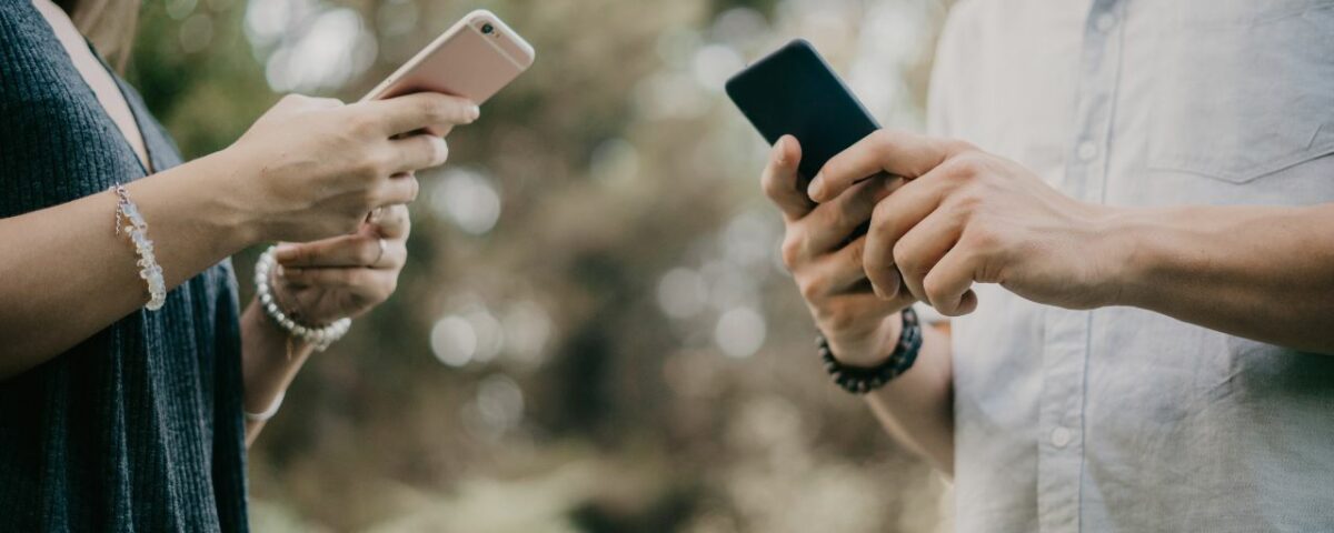 2 personnes qui sont en train de regarder les meilleures heures pour matcher depuis leur smartphone