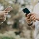 2 personnes qui sont en train de regarder les meilleures heures pour matcher depuis leur smartphone