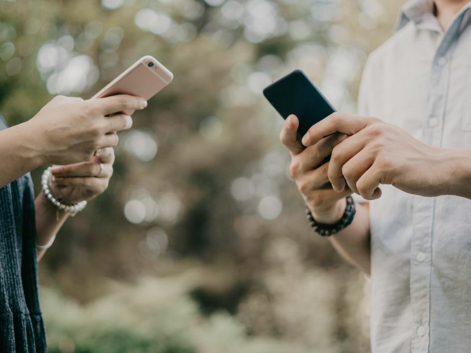 2 personnes qui sont en train de regarder les meilleures heures pour matcher depuis leur smartphone