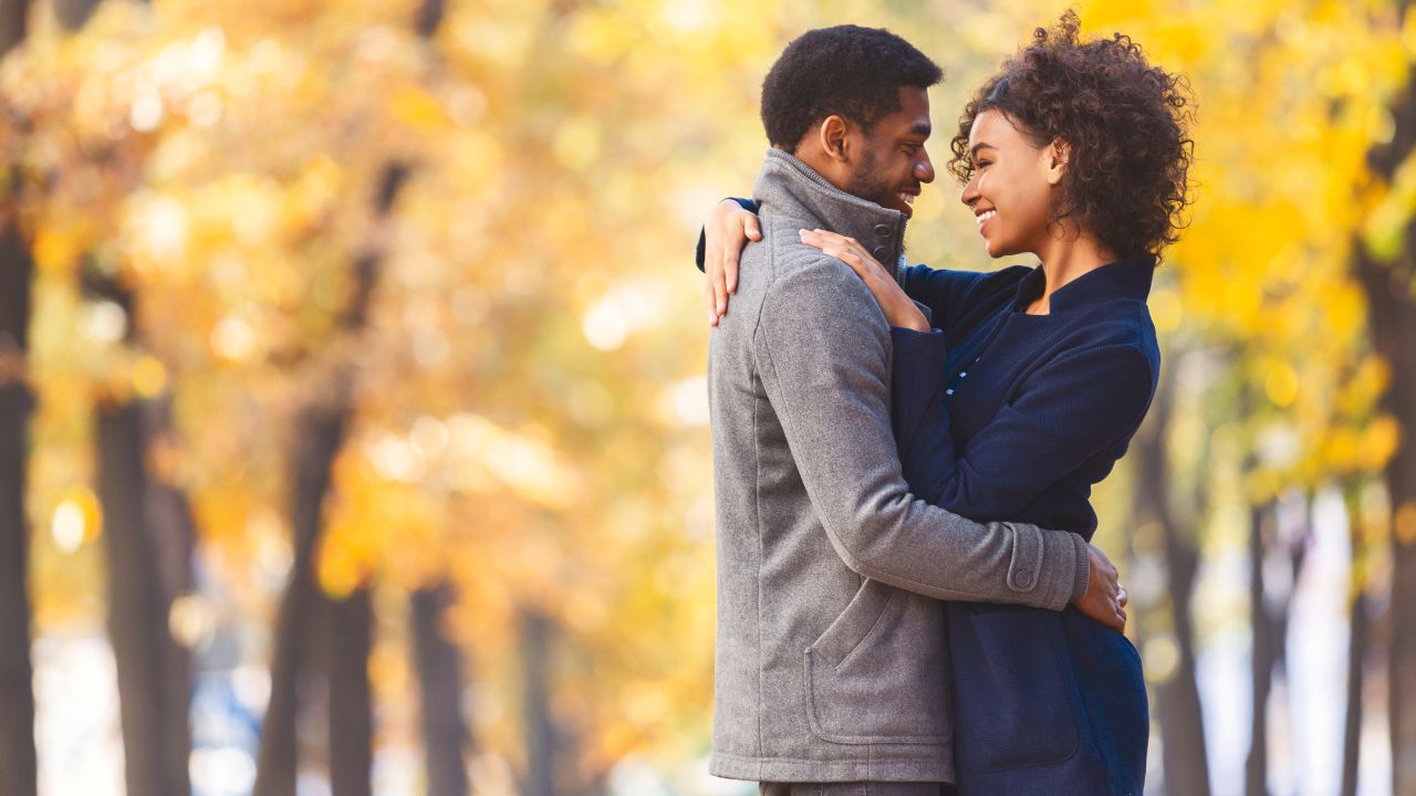 Une jeune femme et un jeune homme pour leur première rencontre suite à une rencontre en ligne