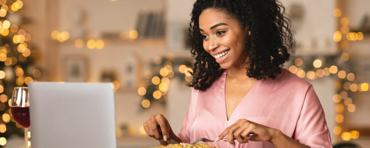 Une femme qui est en train de manger avec son amoureux dans une relation à distance