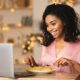 Une femme qui est en train de manger avec son amoureux dans une relation à distance