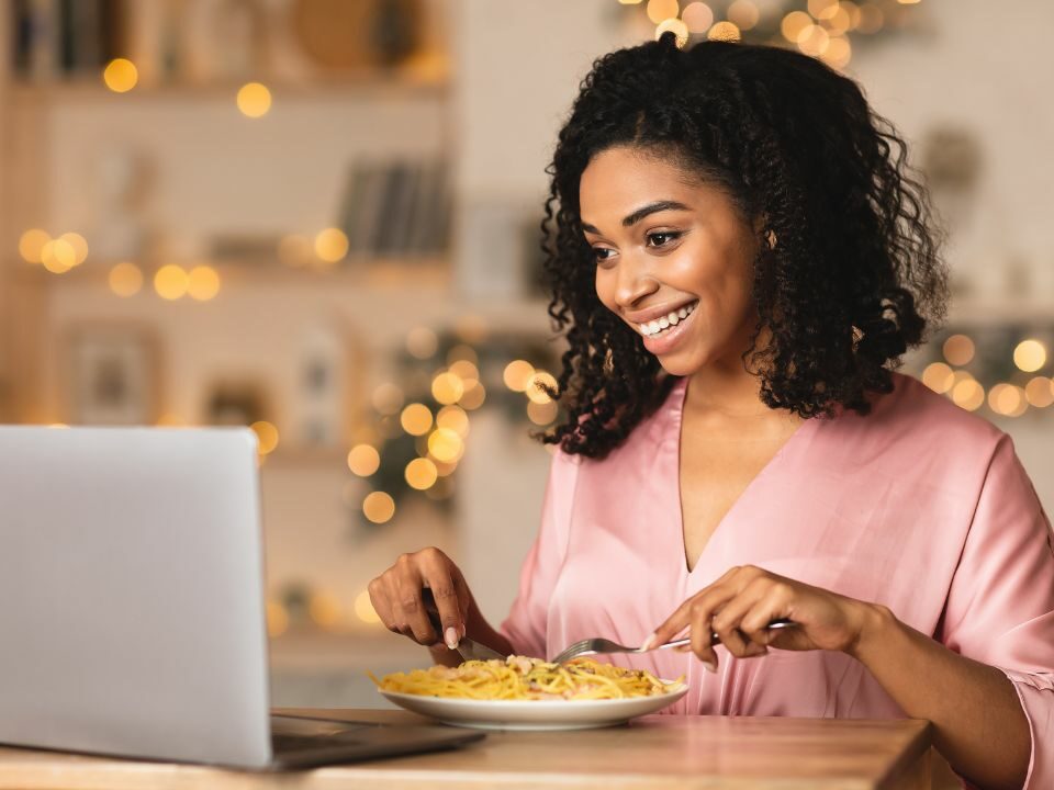 Une femme qui est en train de manger avec son amoureux dans une relation à distance