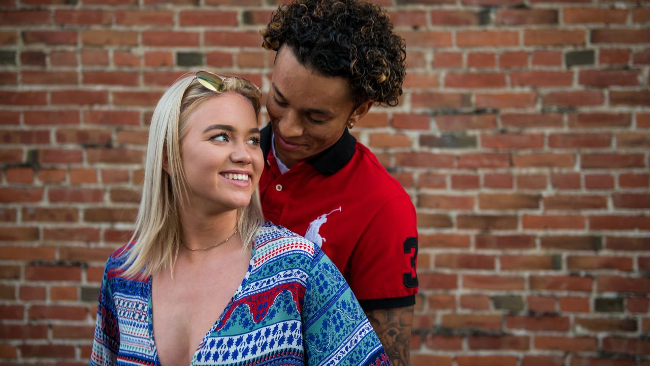 Un couple métis heureux suite à un date sur un site de rencontre