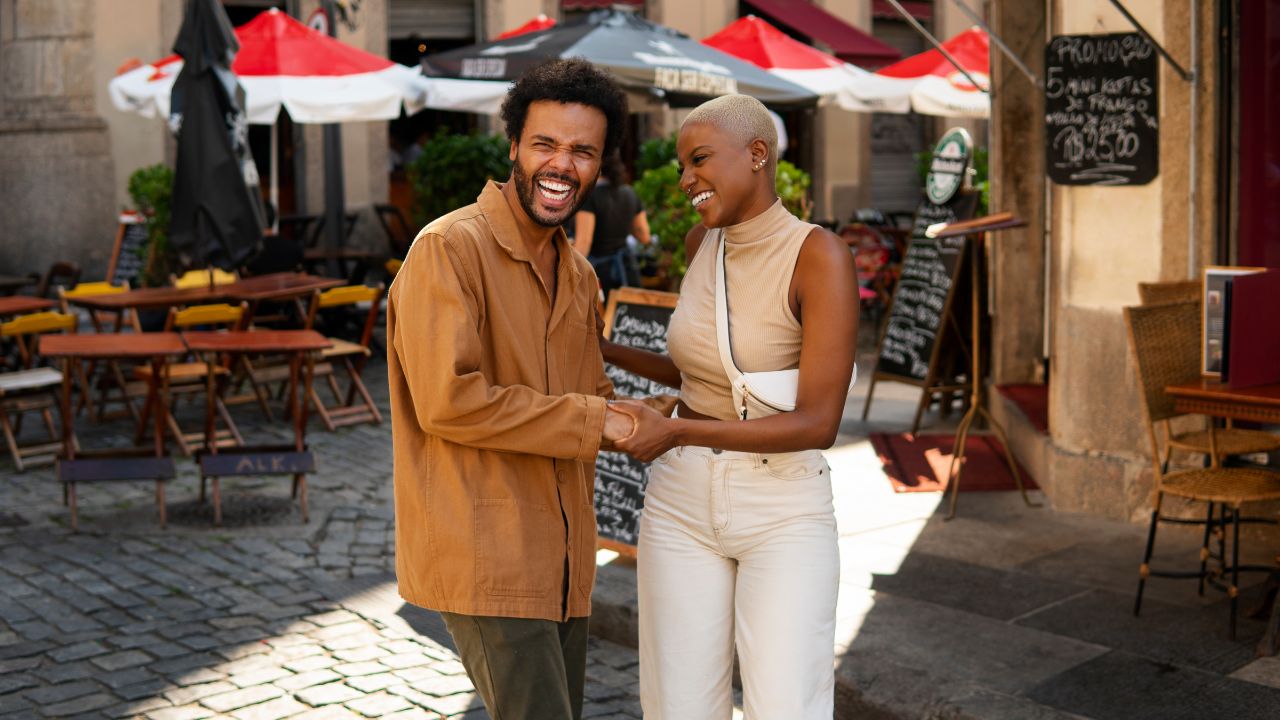 Un couple heureux à Paris lors de leur premier rendez-vous amoureux