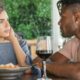 Un homme au restaurant qui demande des conseils pour booster votre charisme avant un rendez-vous amoureux