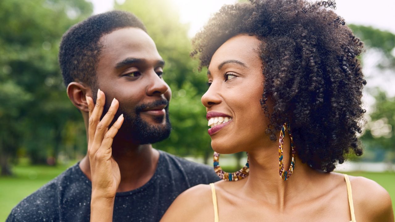 Une femme et un homme qui a fait une rencontre black en France