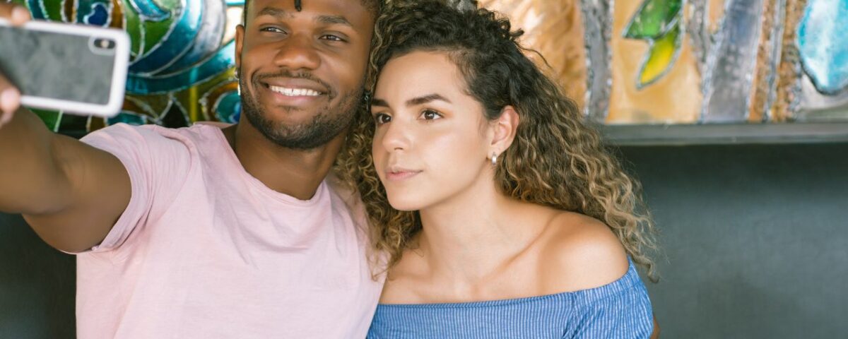 Un couple metis qui prend un selfie après leur dating sur le site de rencontre métisse