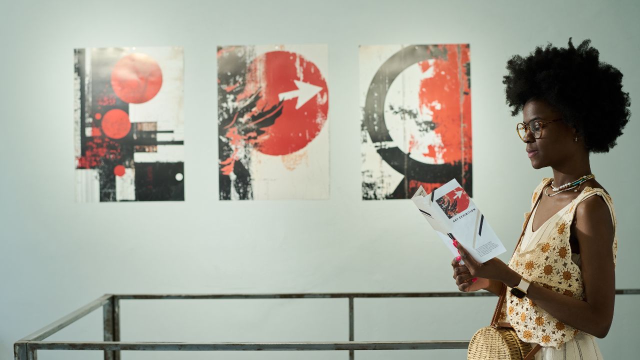 Une femme dans une exposition en attendant sa rencontre antillaise en France
