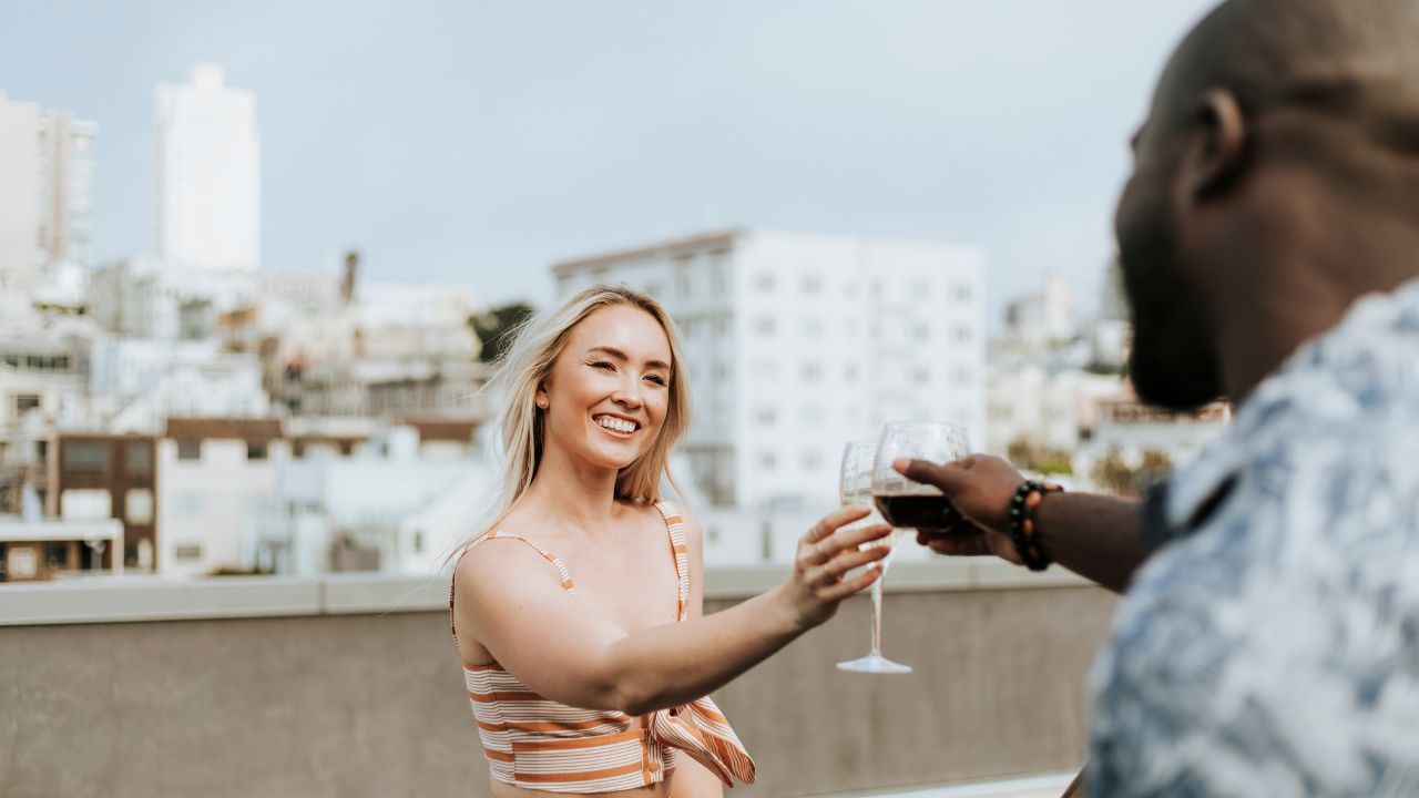 Un couple métis qui vient de se rencontrer sur un site de rencontre