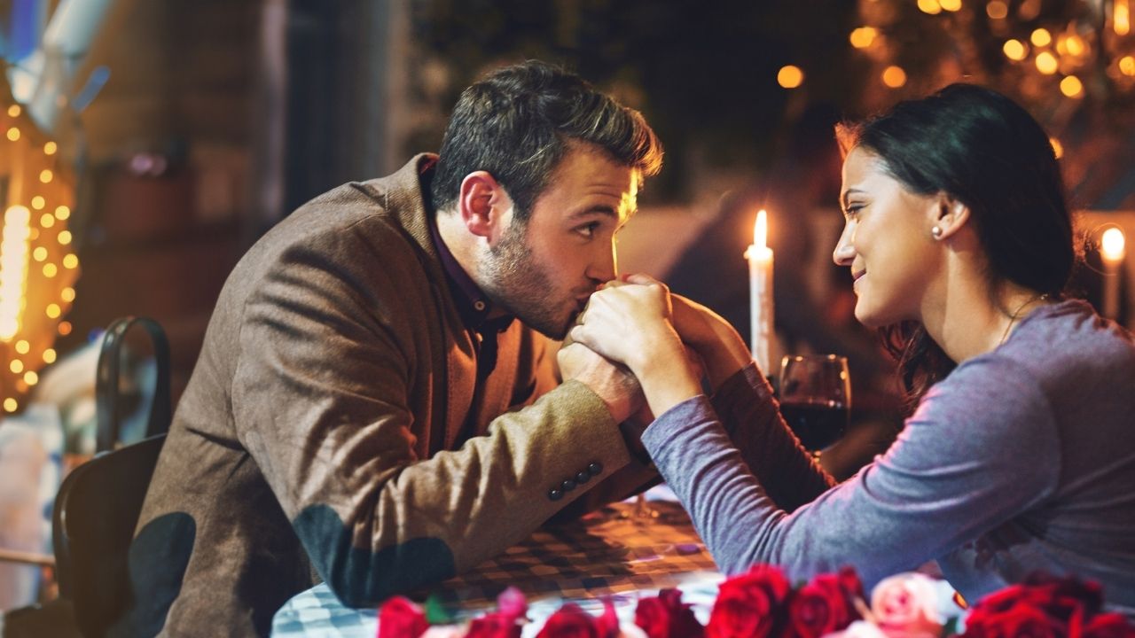 Premier rendez-vous amoureux entre un homme et une femme dans un restaurant