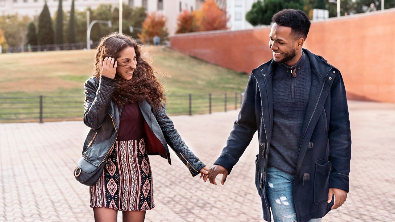 Un couple métis heureux en train de marcher