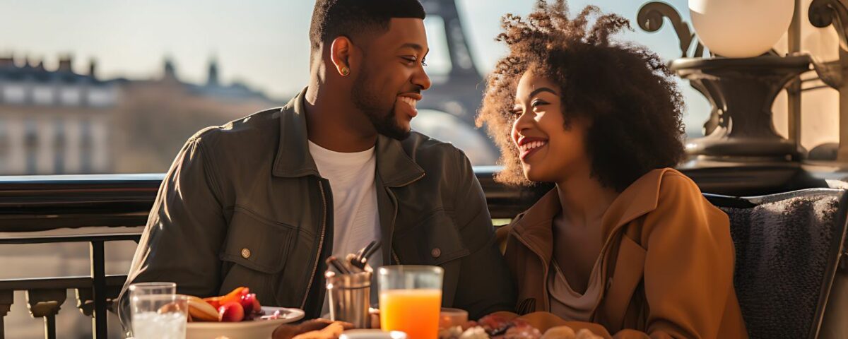 Un homme et une femme lors d'un premier rendez-vous amoureux à paris