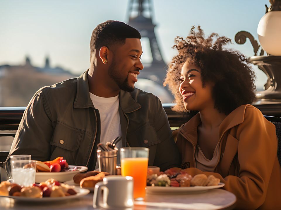 Un homme et une femme lors d'un premier rendez-vous amoureux à paris