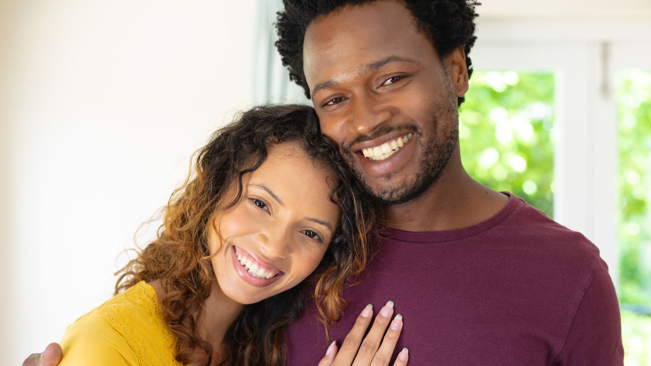 Une femme blanche et un homme noir qui ont fait une rencontre métisse