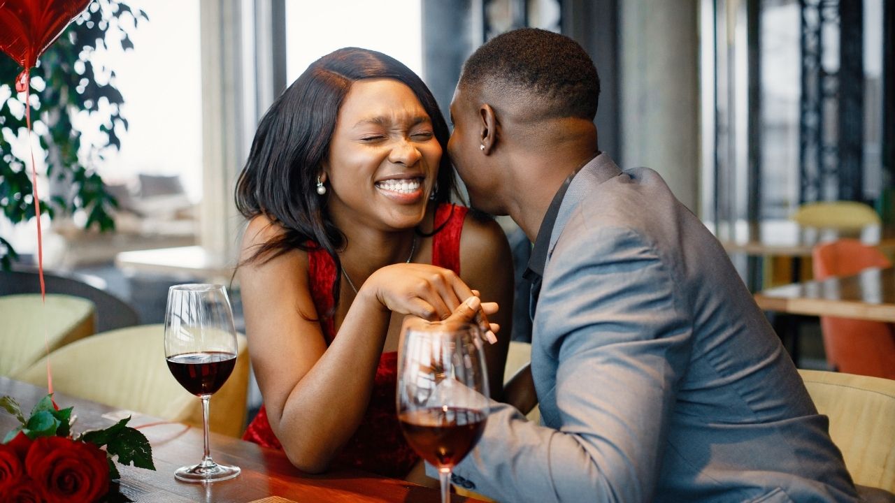 Un coule de personne d'origine africaine heureux après leur rencontre sur 97tibo