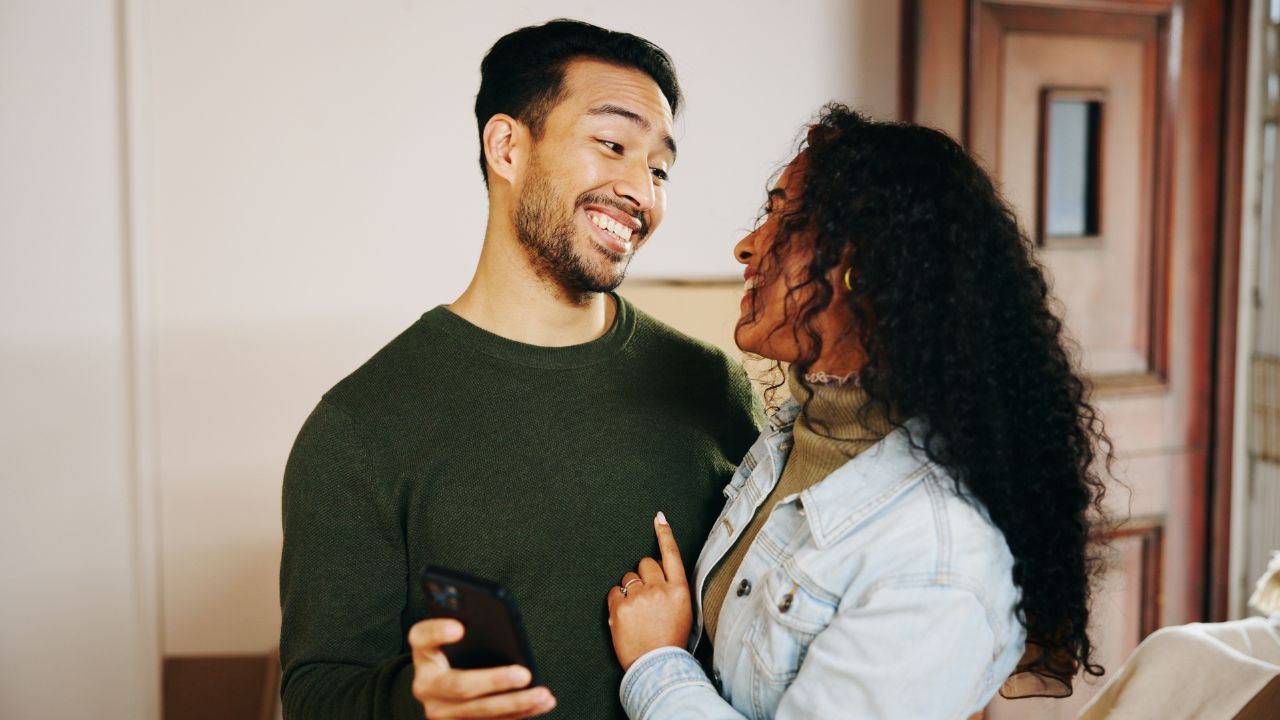 Une relation amoureuse entre un homme blanc et une femme noire
