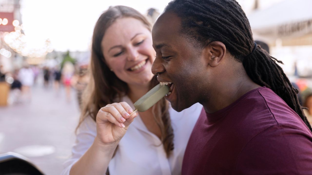 Une femme blanche et un homme en rendez-vous amoureux après avoir fait connaissance sur un site de rencontre en ligne