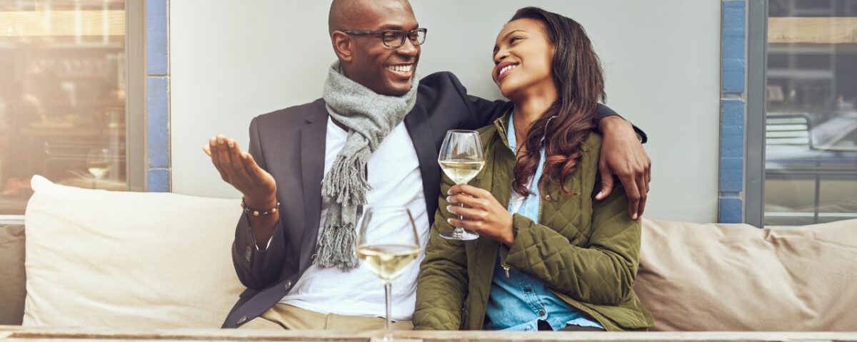 Un couple assis sur un banc lors d'une rencontre antillaise en France