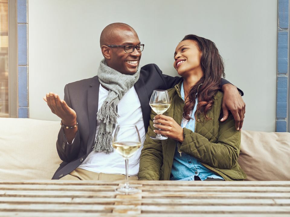Un couple assis sur un banc lors d'une rencontre antillaise en France