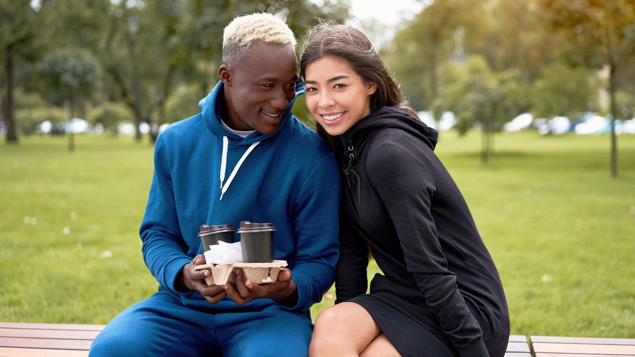 Rencontre entre un homme noir et une femme blanche