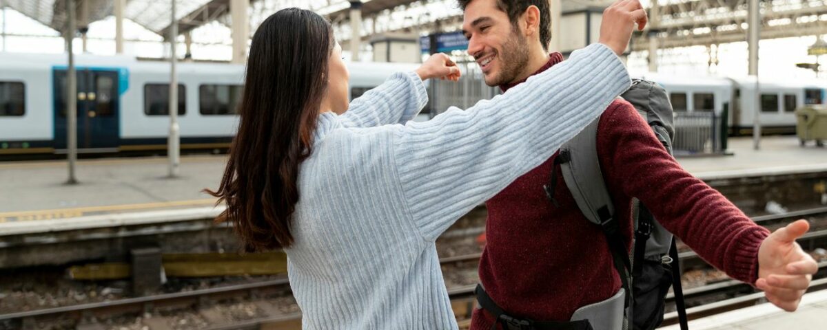 Une femme et un homme qui se rencontre antillaise sur le quai d'une gare