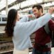 Une femme et un homme qui se rencontre antillaise sur le quai d'une gare